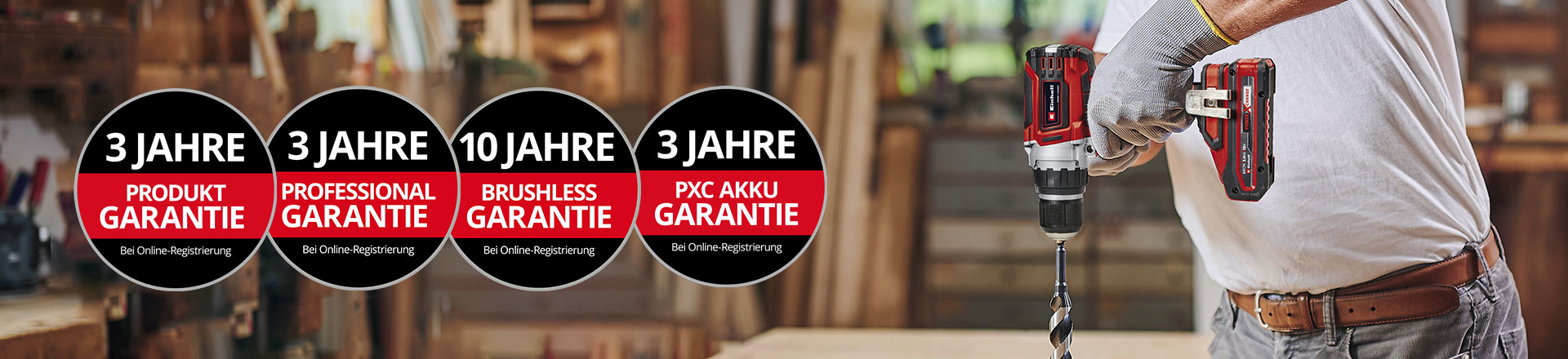 Hier sehen Sie einen Mann in einer Werkstatt mit einer Einhell-Bohrmaschine im Einsatz. Außerdem wurden die Symbole für die verschiedenen Arten der Garantieverlängerung auf dem Bild platziert. Folgende Garantieerweiterungen sind möglich: ‚Produkt Garantie‘, ‚Professional Garantie‘, ‚Brushless Garantie‘, and ‚PXC AkkuGarantie‘.