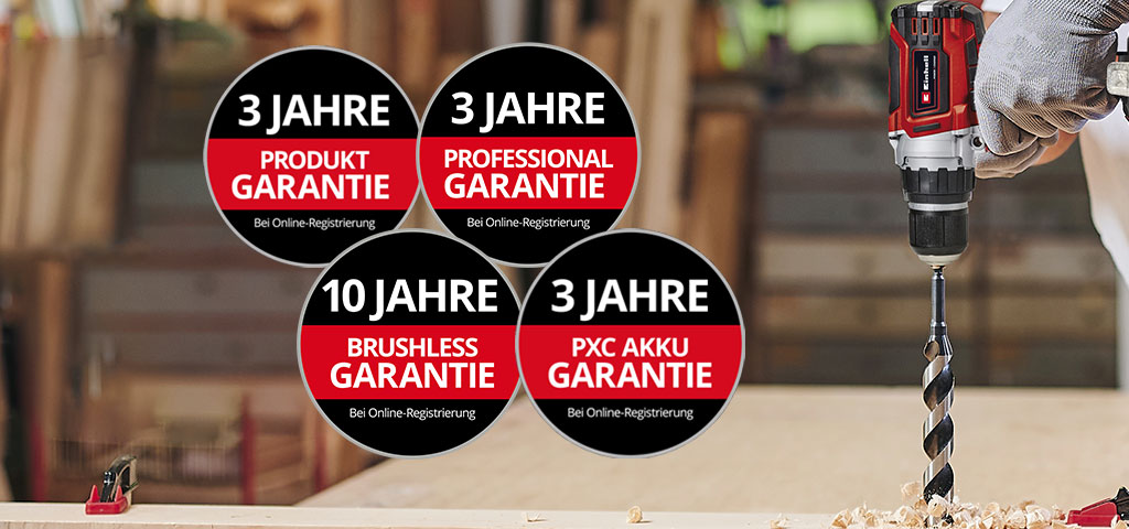 Hier sehen Sie einen Mann in einer Werkstatt mit einer Einhell-Bohrmaschine im Einsatz. Außerdem wurden die Symbole für die verschiedenen Arten der Garantieverlängerung auf dem Bild platziert. Folgende Garantieerweiterungen sind möglich: ‚Produkt Garantie‘, ‚Professional Garantie‘, ‚Brushless Garantie‘, and ‚PXC AkkuGarantie‘.