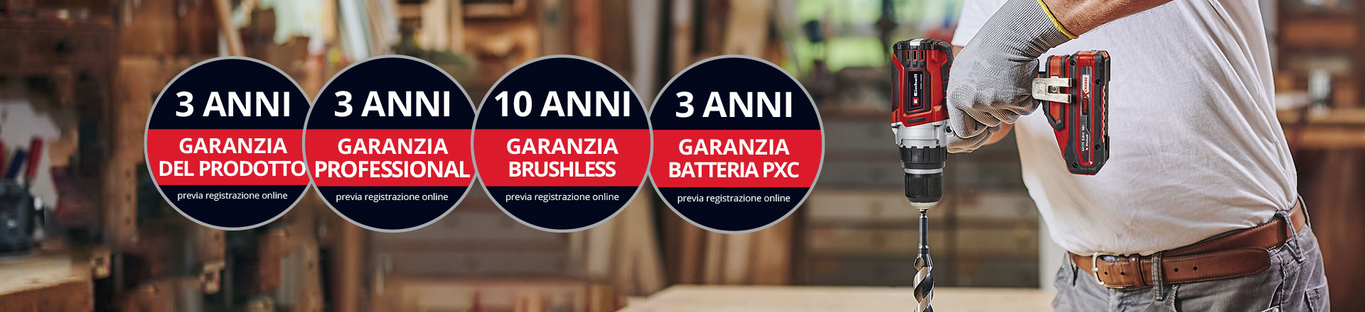 Qui puoi vedere un uomo in un laboratorio con un trapano Einhell in uso. Inoltre, sono state posizionate nell'immagine le icone per i diversi tipi di estensione della garanzia. Le seguenti estensioni di garanzia sono possibili: ‘Garanzia del prodotto’, ‘Garanzia Professional’, ‘Garanzia Brushless’ e ‘Garanzia della batteria’.