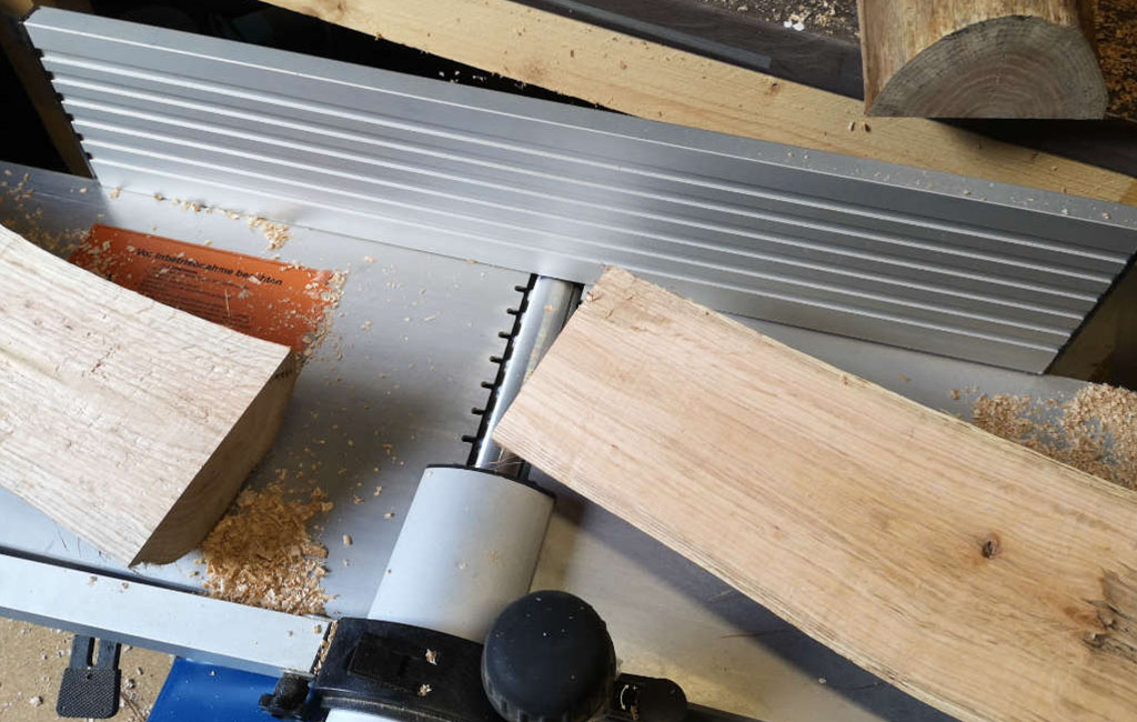 Holzbretter werden geschliffen, um die Oberfläche für eine DIY-Dekoration zu glätten.