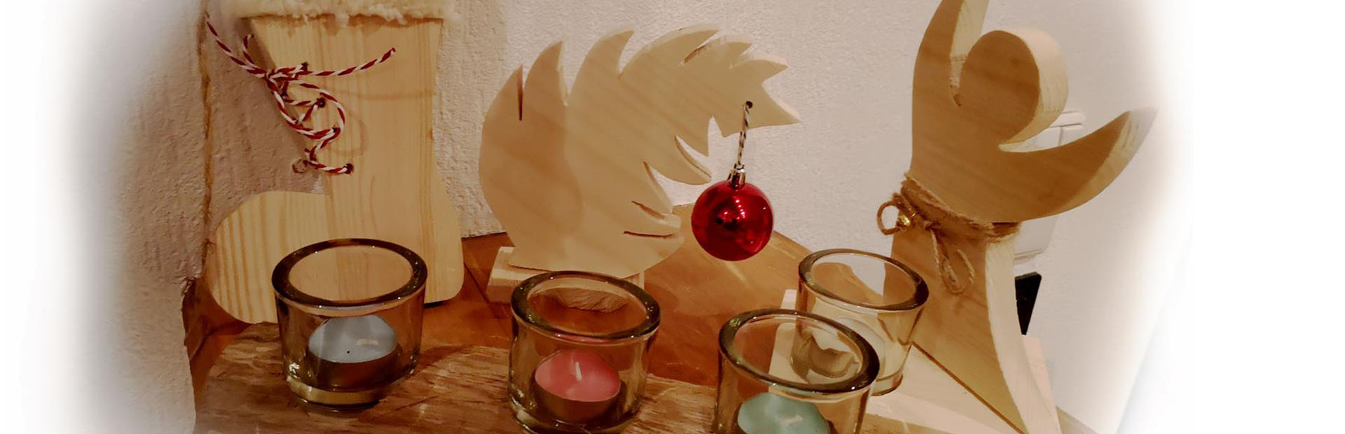 Handgefertigte Weihnachtsdekorationen aus Holz mit Kerzenhalter, Stiefel, Baum und Engel.