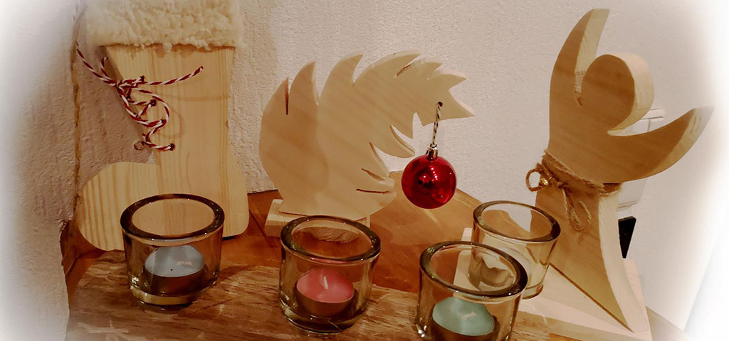 Handgefertigte Weihnachtsdekorationen aus Holz mit Kerzenhalter, Stiefel, Baum und Engel.