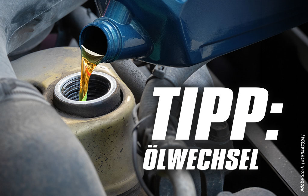 Engine oil being poured into a motorcycle, text in image: “Tp: oil change”.