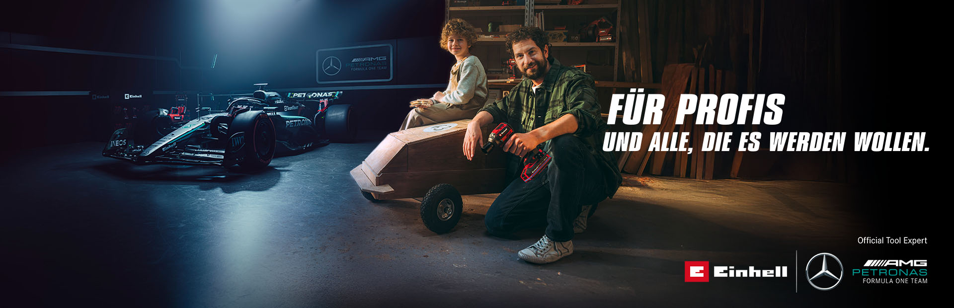 Ein Vater und sein Kind sitzen in einer Werkstatt vor einem selbstgebauten Seifenkistenauto. Im Hintergrund steht ein Mercedes-AMG PETRONAS Formel-1-Wagen mit Einhell-Werkzeugen daneben. Rechts der Text: „Für Profis und alle, die es werden wollen.“