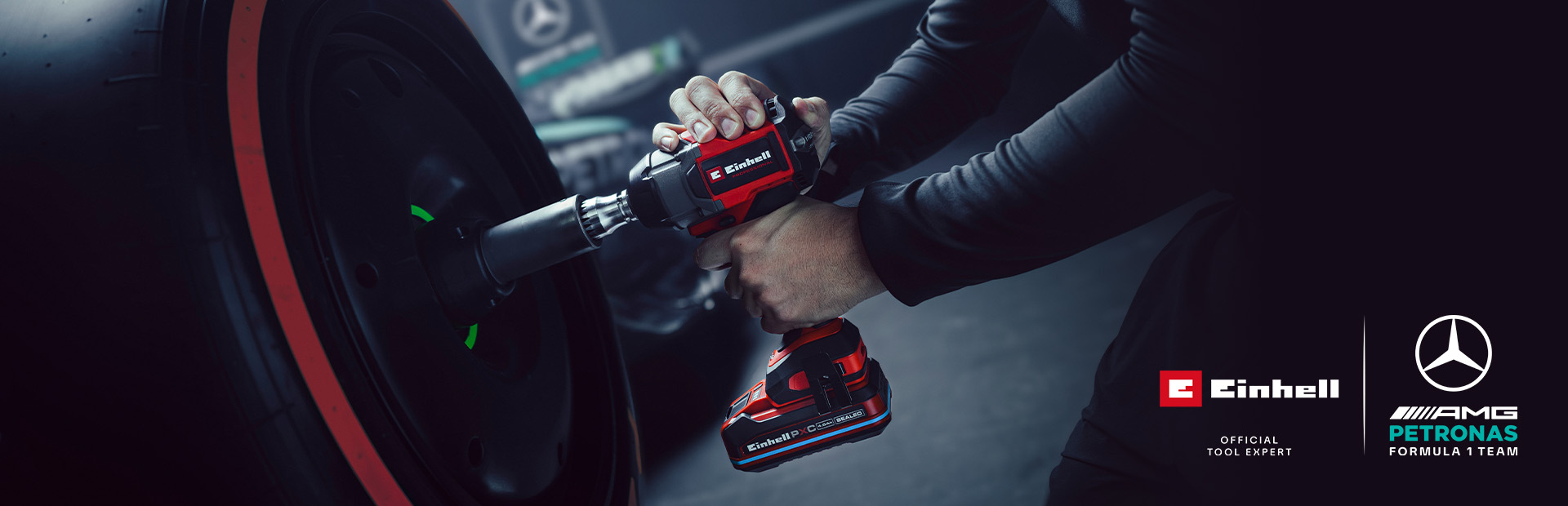Clé à chocs sans fil Einhell utilisée sur une roue de voiture, avec le branding et le logo de partenariat de l’équipe Mercedes-AMG Petronas de Formule 1
