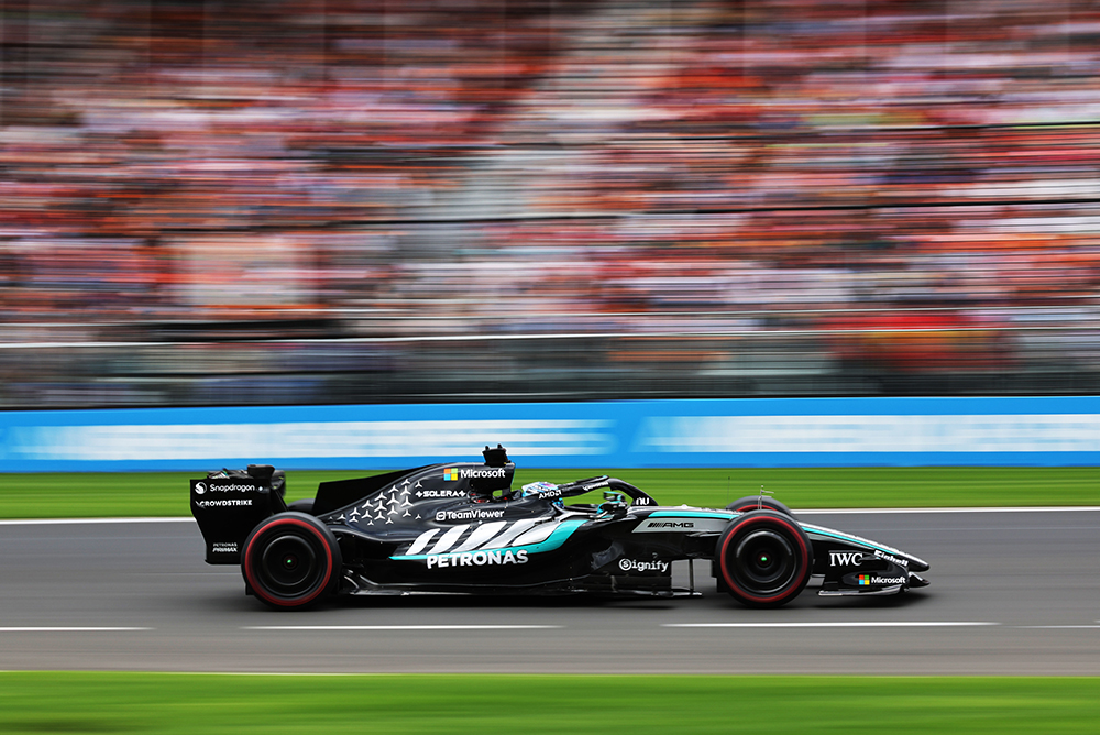 Monoposto di Formula 1 in pista durante una gara.