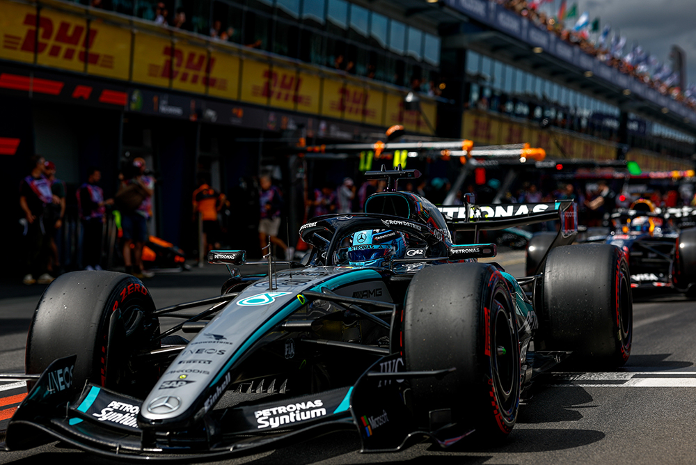 Monoposto di Formula 1 nella corsia dei box durante un weekend di gara.