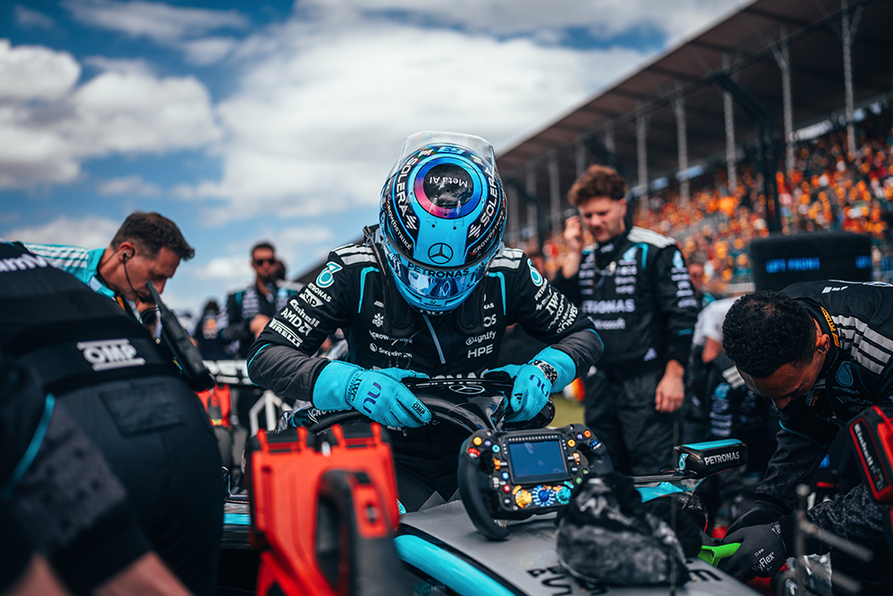 Meccanici di Formula 1 al lavoro su una monoposto nella corsia dei box.