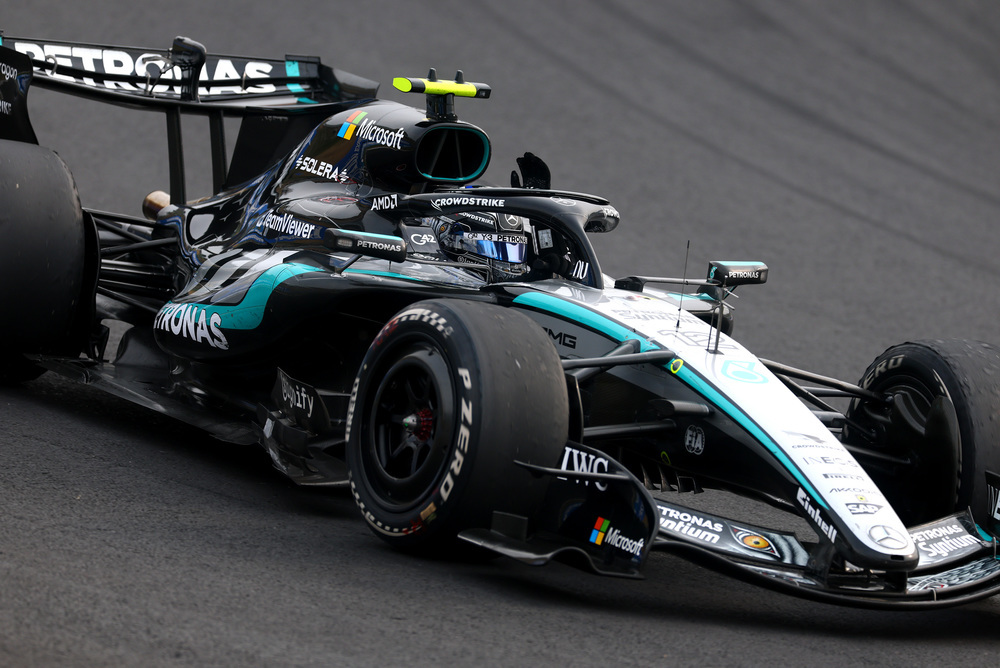 Voiture de Formule 1 Mercedes en course sur piste