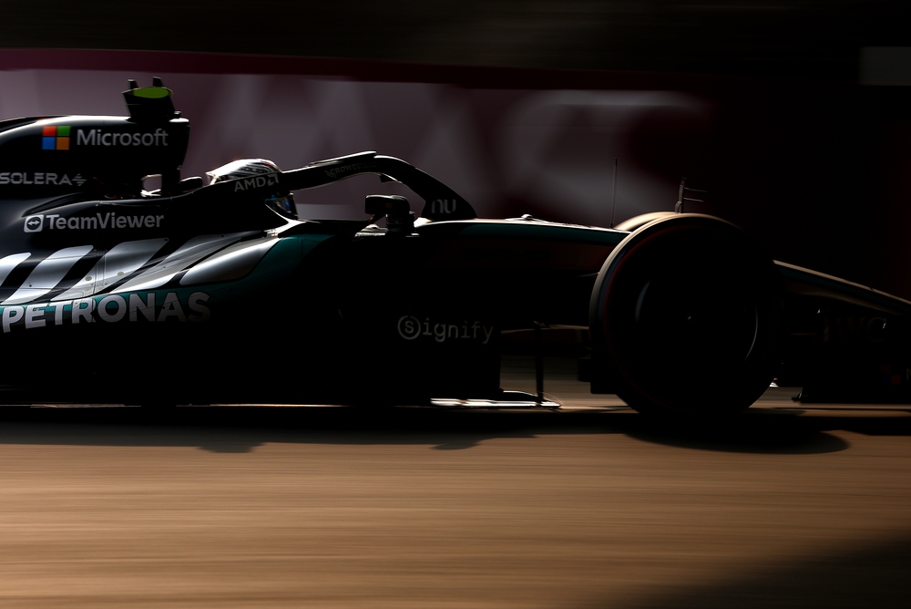 Voiture F1 Mercedes sur piste en faible luminosité