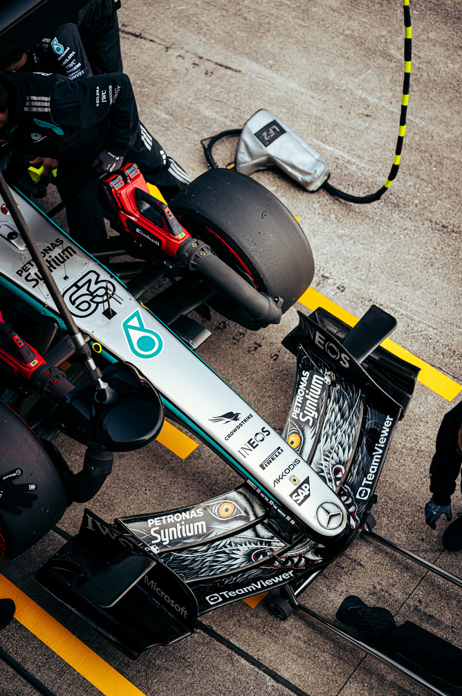 Vue de dessus d’une F1 Mercedes dans le garage