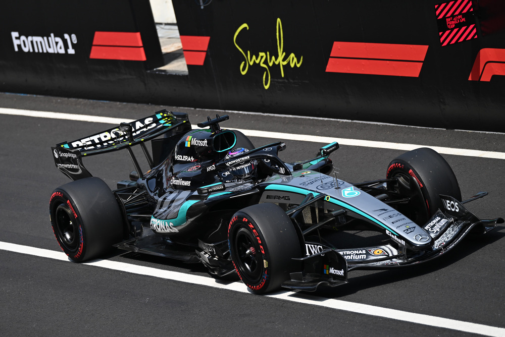 Voiture F1 Mercedes sur piste avec logos sponsors