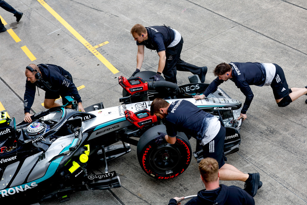 Équipe Mercedes changeant les pneus pendant la course