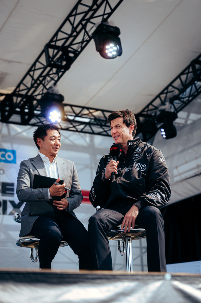 Toto Wolff interviewé par un journaliste sur scène
