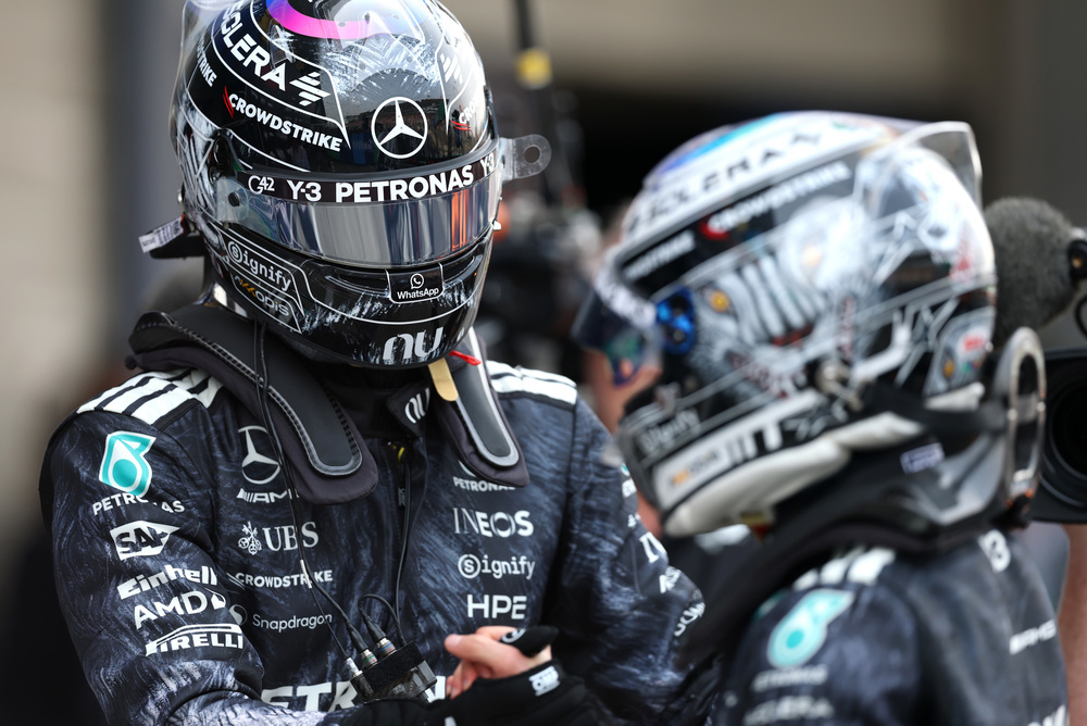 Deux pilotes Mercedes F1 en combinaison et casque