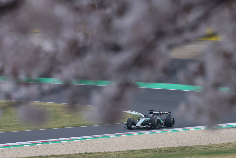 Voiture F1 Mercedes roulant rapidement au loin