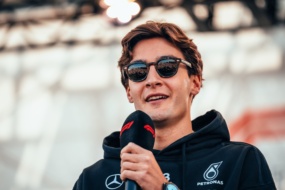 George Russell parle dans un micro