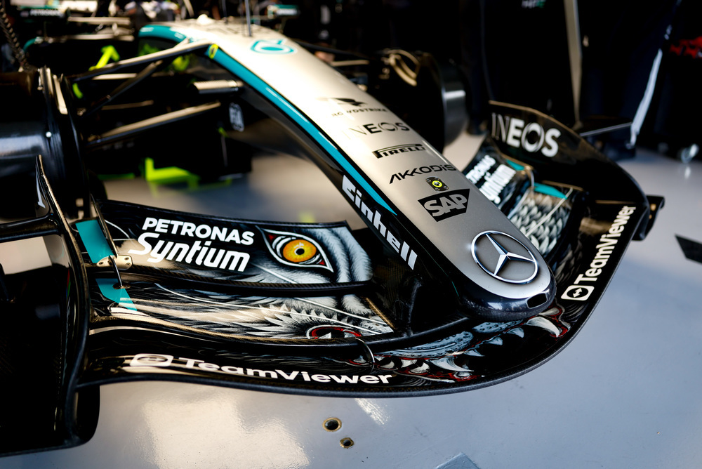 Primo piano della parte anteriore di una F1 Mercedes