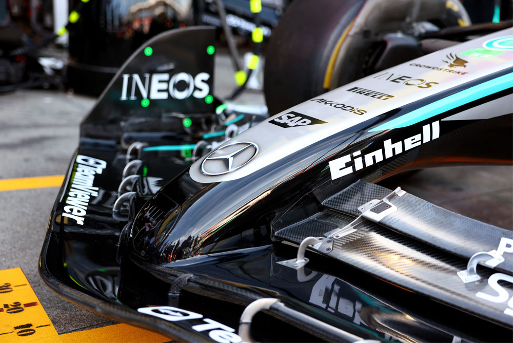 Voiture de course de Formule 1 avec le logo Einhell.