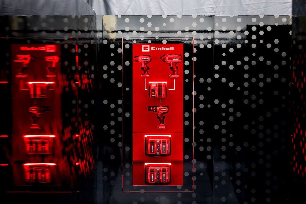 Outils Einhell sur un mur.