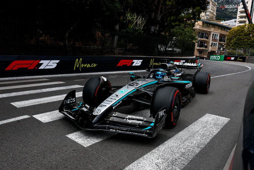 Voiture de Formule 1 sur la piste.