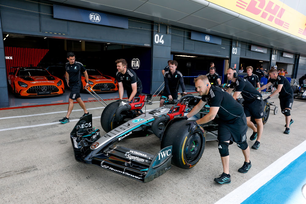 Une voiture de Formule 1 est poussée.