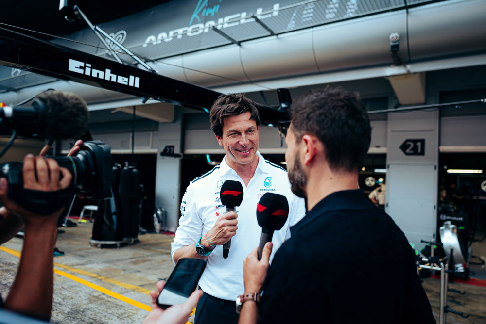 Toto Wolff est interviewé par un journaliste.