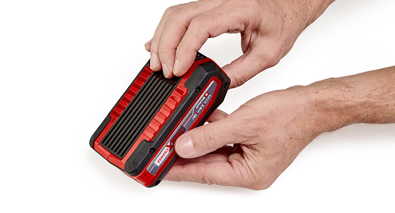 jemand zeigt die Griffmulde eines Power X-Change Akkus