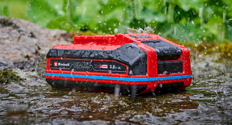 ein Einhell SEALED Akku im Regen