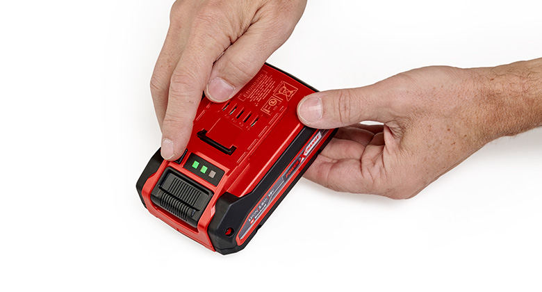 jemand zeigt die 3-stufige LED-Anzeige eines Power X-Change Akkus