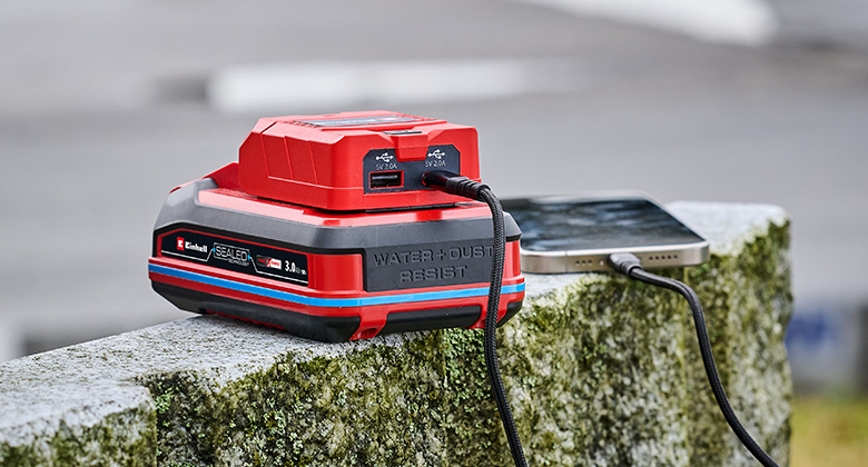 ein Einhell SEALED Akku mit einem Akku-Adapter-Zubehör