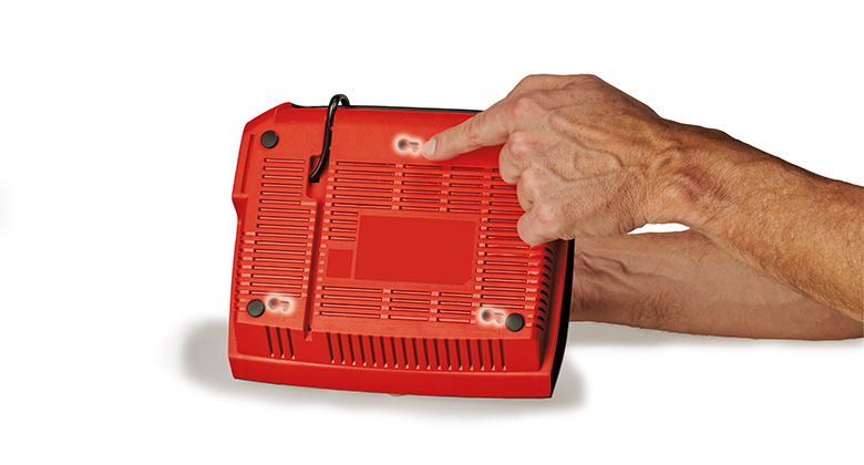 die Rückseite eines Ladegeräts mit integrierten Aufhägeösen