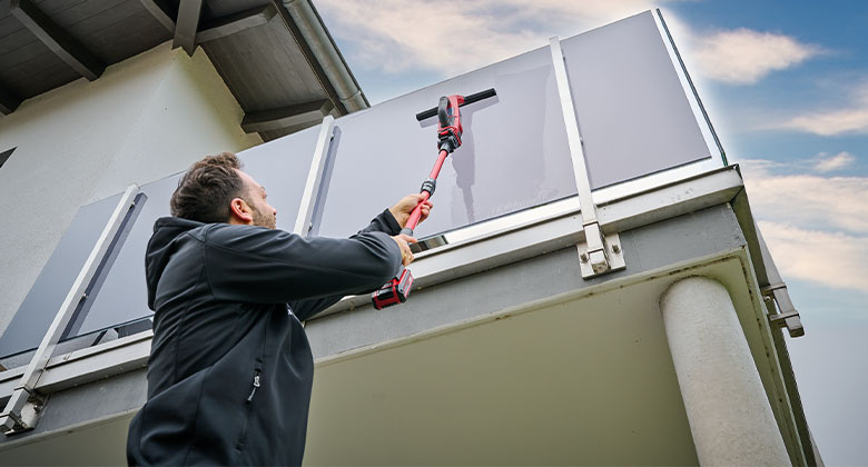 ein Mann reinigt eine Glasscheibe mit dem Einhell BRILLIANTO