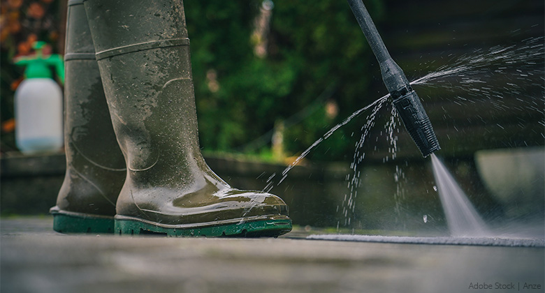 Eine verkalkte oder verschmutzte Düse eines Hochdruckreinigers lässt an einer unerwünschten Stelle Wasser austreten.