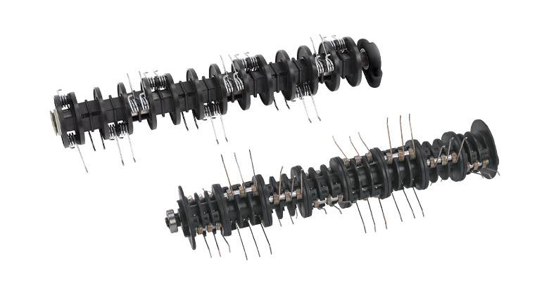 Ein Bild von zwei Lüfterwalzen, die in Vertikutierern verwendet werden, um den Rasen zu belüften.