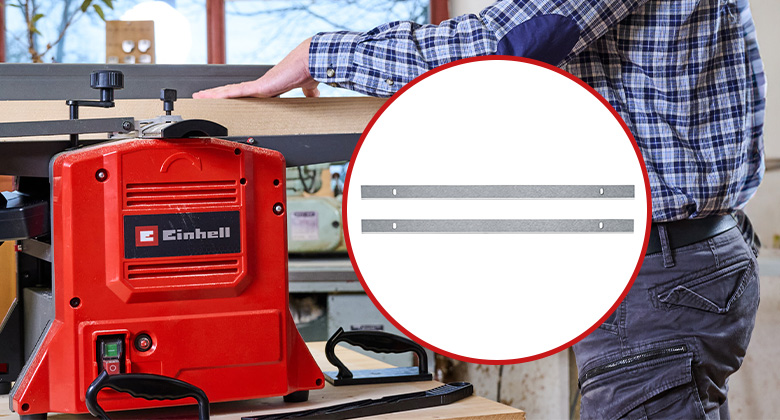 Ein stationärer Hobel wird gezeigt, daneben ein Set passender Hobelmesser als Ersatzteile.