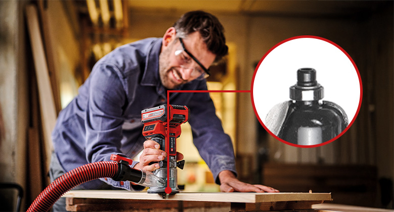 Ein Mann bearbeitet mit einer Einhell Akku-Kantenfräse die Kante eines Holzbretts, während eine Nahaufnahme den eingesetzten Fräser mit Anlaufring zeigt.