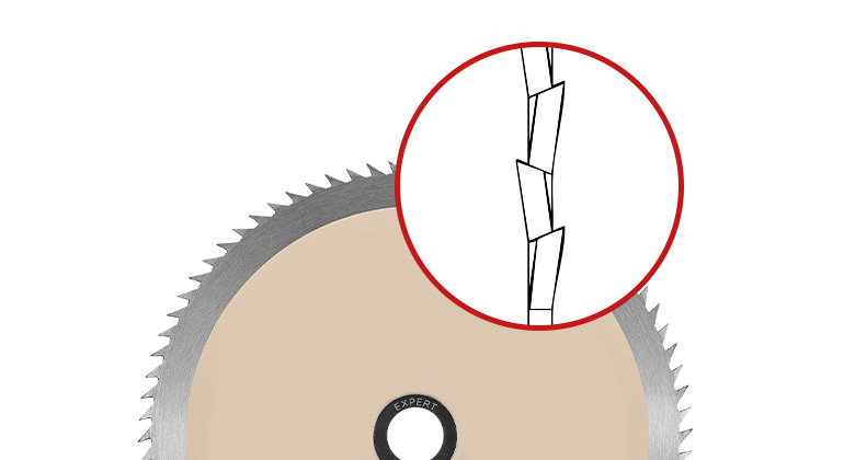 Nahaufnahme eines Einhell-Kreissägeblatts mit einer Vergrößerung der geschränkten Zähne.