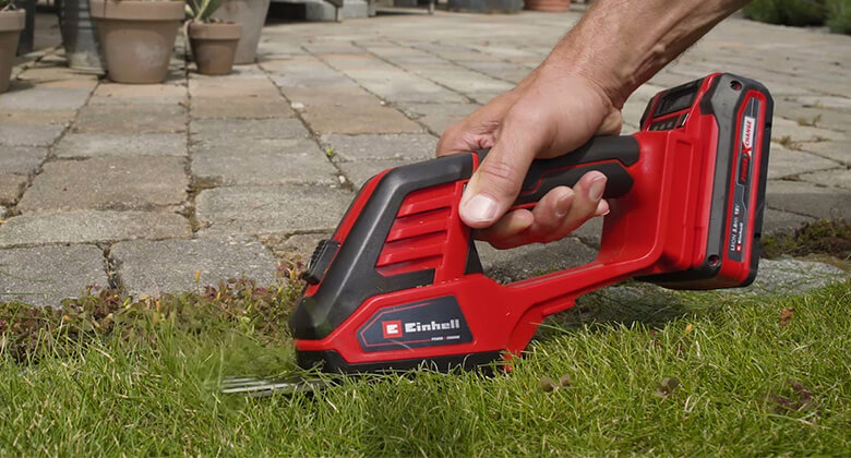 Für ausreichend Power bei der Arbeit mit der Akku-Grasschere sorgt der Einhell Power X-Change Akku.