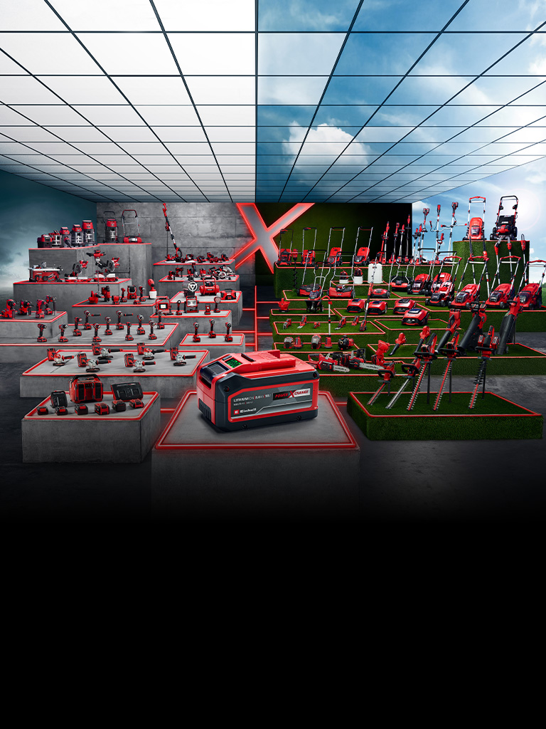 Der Banner zeigt eine Person, die mit einem rot-schwarzen Einhell-Akkuschlagschrauber an dem Rad eines Rennwagens in einer Werkstatt arbeitet.