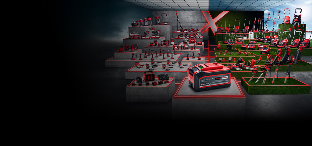 Der Banner zeigt eine Person, die mit einem rot-schwarzen Einhell-Akkuschlagschrauber an dem Rad eines Rennwagens in einer Werkstatt arbeitet.