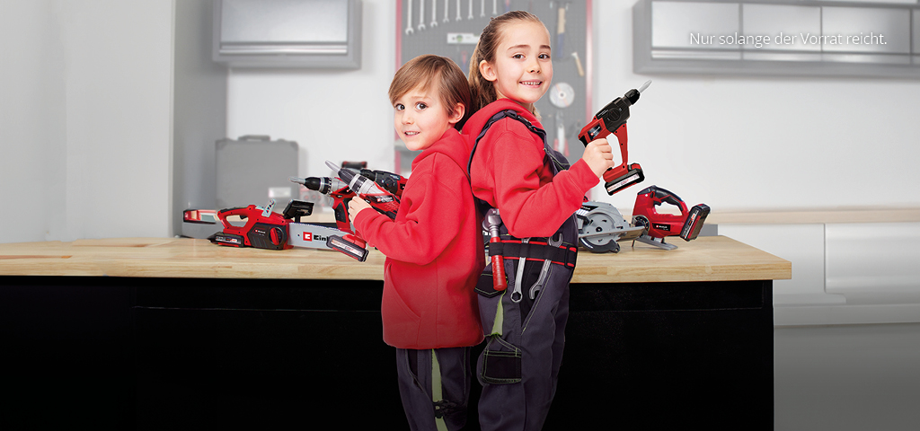 Aufnahme von zwei Kindern in Arbeitskleidung mit Spielzeugwerkzeugen in den Händen.