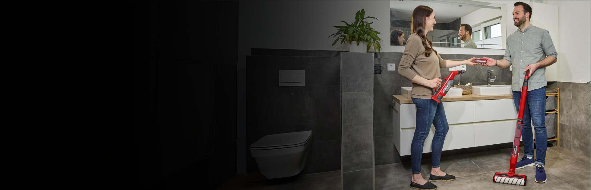 Eine Frau mit einem Brillianto in der Hand reicht einem Mann mit einem Cleanexxo in der Hand einen PXC-Akku.