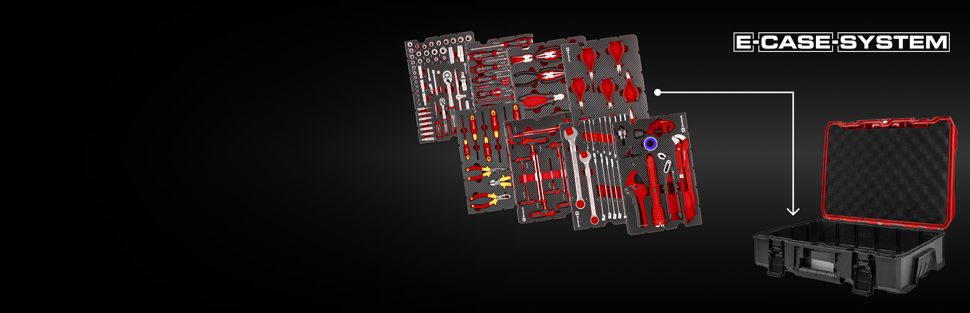 Das Bild zeigt mehrere modular angeordnete Werkzeugeinlagen mit rot‑grauen Handwerkzeugen. Rechts daneben befindet sich ein schwarzer Transportkoffer, zu dem die gezeigten Einsätze gehören. Oben rechts steht der Schriftzug „E‑CASE SYSTEM“.